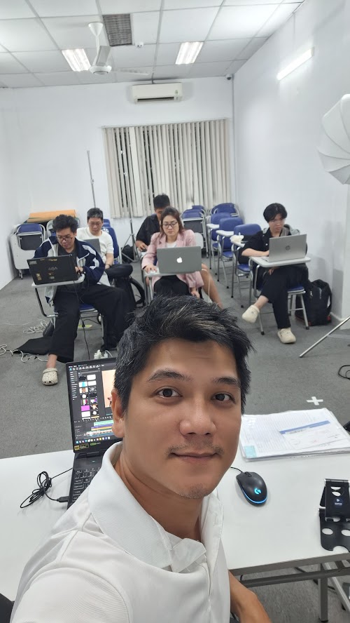 Giảng viên Phan Nhật Trung trong lớp học thực tế